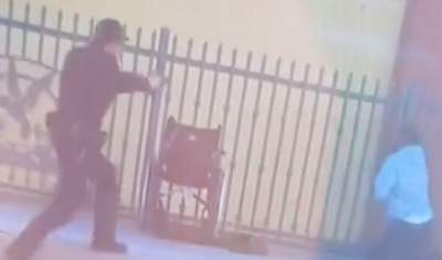 Momentul în care un bărbat fără picioare înarmat cu un cuțit este împușcat de trei polițiști (VIDEO)