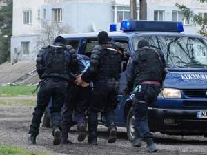 Patru indivizi care au tâlhărit un bărbat în Gara de Nord din Timișoara, arestați preventiv