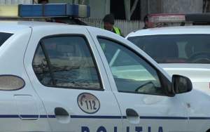 O mașină de poliție s-a răsturnat în afara șoselei, în Buzău. Șoferul a fost rănit