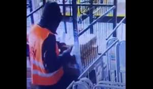 Angajatul unei firme de curierat din Craiova, prins în timp ce fură produse din coletele care ar fi trebuit livrate (VIDEO)