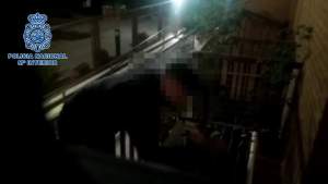 Un român a lăsat mai multe femei din Spania fără lenjerie intimă, după ce s-a cățărat pe balcoanele lor (VIDEO)
