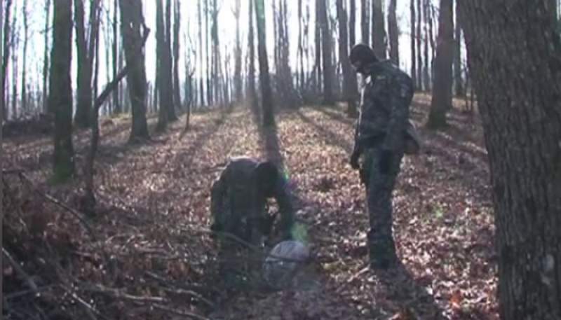 Bărbatul care și-a torturat copilul într-o pădure a fost internat la Psihiatrie
