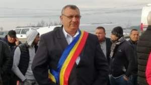 Fost primar din Vrancea suspectat de furt, săltat de mascaţi (VIDEO)