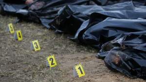 Cadavrele a șapte civili legați la mâini și genunchi și împușcați în cap, găsite în apropiere de Bucea