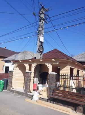 România, mereu surprinzătoare! Un maramureșean și-a construit casa în jurul unui stâlp de electricitate