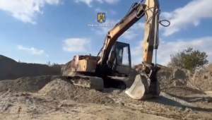 Două excavatoare, o stație fixă de sortare și o autobasculantă, indisponibilizate în urma a șase percheziții în Galați (VIDEO)
