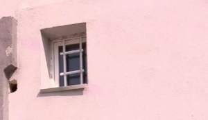 Anchetă la grădiniță. O fetiță de 5 ani a sărit pe geam de la etajul unu, după ce a rămas blocată în toaletă