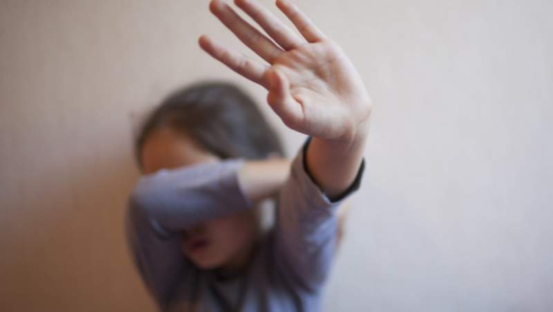 Caz revoltător în Alba! O fată de 12 ani, violată timp de aproape jumătate de an de fratele femeii cu care trăia tatăl copilei