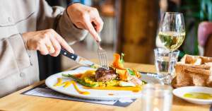 Un spaniol mânca gratis la restaurant prefăcându-se că are un atac de cord. Bărbatului i s-a înfundat a 20-a oară