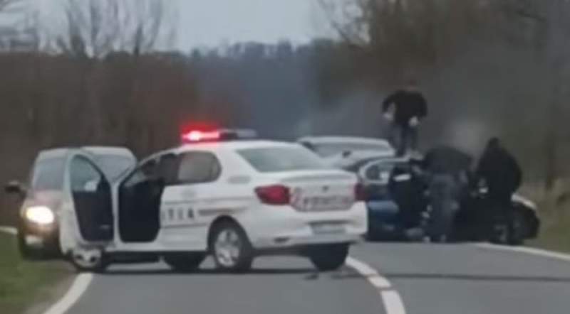 Un autoturism în care se aflau traficanți de țigări a intrat în plin într-o mașină de poliție (VIDEO)