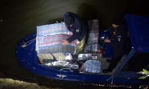 Contrabandist urmărit de polițiștii de frontieră pe malurile Prutului. Mii de pachete cu țigări abandonate într-o barcă improvizată