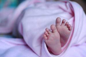 Oroare! Bebelușul găsit mort în mașina de spălat, în Vatra Dornei, a fost strangulat. Ce a dezvăluit raportul preliminar de necropsie