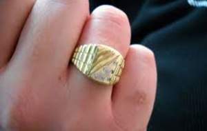 Atenție, au reapărut escrocii care vând inele de „aur”! La Târgu Frumos, polițiștii au găsit 15 ghiuluri false asupra unei femei
