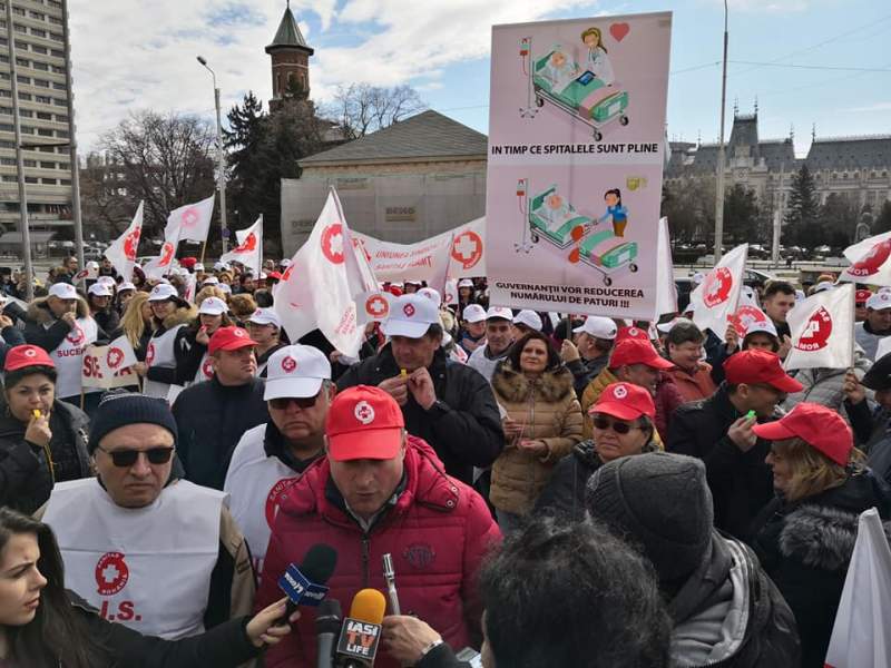 Protest al angajaților din toată rețeaua sanitară din Moldova, la Iași.