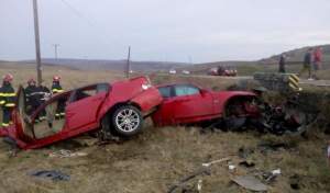 BMW rupt în două după ce a intrat într-un cap de pod, în apropiere de Bârlad. Minune: șoferul a scăpat cu viață!