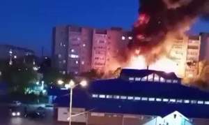 Momentul în care avionul rusesc militar s-a prăbușit peste un bloc din Yeysk. Cel puțin 13 persoane au murit (VIDEO)