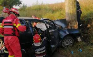 O nouă tragedie în Bacău: trei persoane au murit după ce au intrat cu mașina într-un copac