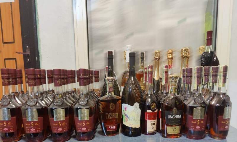 Nu mai au cu ce „stropi” mielul de Paște! Cum au rămas doi moldoveni fără cognac și vin înainte de sărbători