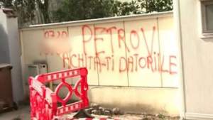 Gardul vilei de protocol a lui Traian Băsescu, vandalizat: „Petrov, achită-ți datoriile&quot;