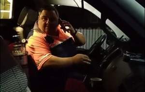 Revoltător: șofer de ambulanță, filmat când scuipă un bărbat care-i reproșează că a ajuns târziu la o solicitare făcută prin 112 (VIDEO)