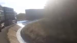 Pârâu de bere pe o șosea din Olt, după ce sute de sticle au căzut dintr-un camion (VIDEO)