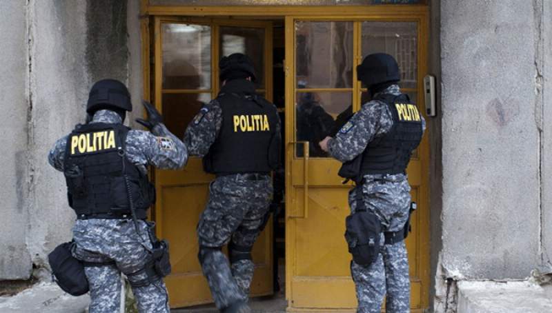 Percheziții în Iași și în Bârnova, într-un dosar de proxenetism și tâlhărie: trei persoane au fost reținute