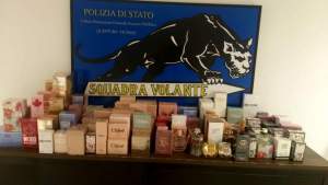 Român prins de polițiștii italieni după o urmărire spectaculoasă pe străzile din Vicenza: furase parfumuri în valoare de 11.000 de euro