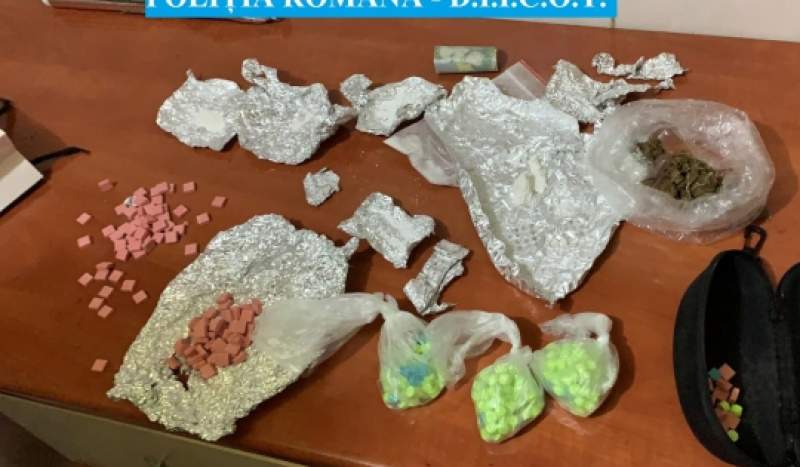 Prinși în flagrant în timp ce vindeau droguri: jumătate de kilogram de cocaină, 500 de comprimate MDMA și 200 de grame de canabis găsite la Percheziții (VIDEO)