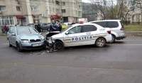 Mașină de poliție în misiune, lovită în plin pe un bulevard din Iași