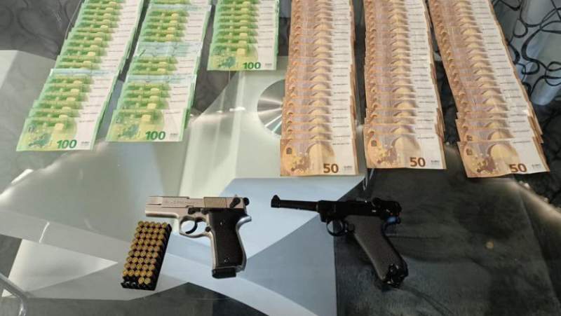 Mai mulți bărbați, prinși în flagrant în timp ce practicau jocuri ilegale de noroc: polițiștii au confiscat 8.500 de euro