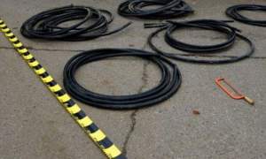 Tineri prinși în flagrant după ce au furat 50 de metri de cablu din Rediu