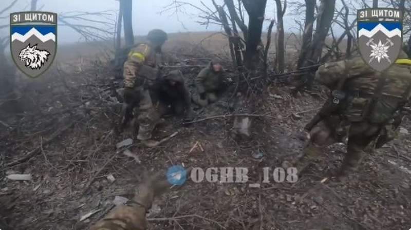 Momentul în care trupele ucrainene capturează doi prizonieri de război (VIDEO)