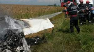 Specialiștii CIAS analizează cauzele prăbușirii avionului în comuna Tătăruși. Procurorii au deschis dosar penal