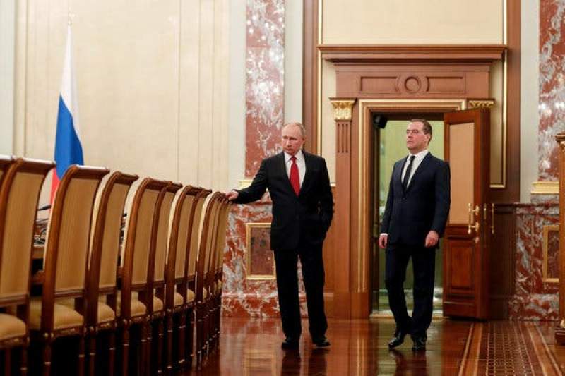 Putin îl trimite pe Medvedev la plimbare: Guvernul rus a demisionat