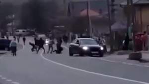Răfuială într-o comunitate de romi din județul Iași: un tânăr a fost înjunghiat (VIDEO)