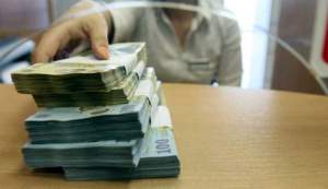 Au băgat mâna în borcanul cu miere! Angajatele unei bănci din Neamț, reținute după ce au furat 270.000 de euro din conturile clienților