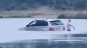 Un șofer a rămas cu BMW-ul blocat în râul Bistrița, după ce a încercat să-l traverseze (VIDEO)
