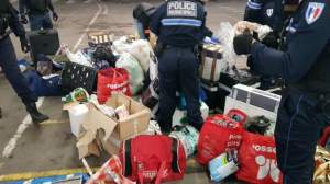 Transport românesc ilegal de țigări și alcool interceptat la Nisa: sute de pachete cu marfă au fost distruse