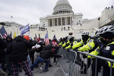 Stare de asediu în Washington DC: clădirea Capitoliului, luată cu asalt de protestatari înarmați (VIDEO)