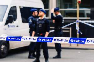Evadare spectaculoasă din arestul unei secții de poliție din Bruxelles: a spart vasul de toaletă și s-a strecurat prin gaura din zid