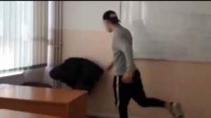 Imagini revoltătoare: elev bătut și umilit de colegi, la un liceu din Târgoviște (VIDEO)