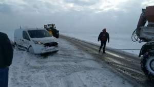 Mașini aruncate în șanț de vântul puternic, pe un drum înzăpezit din Suceava (VIDEO)