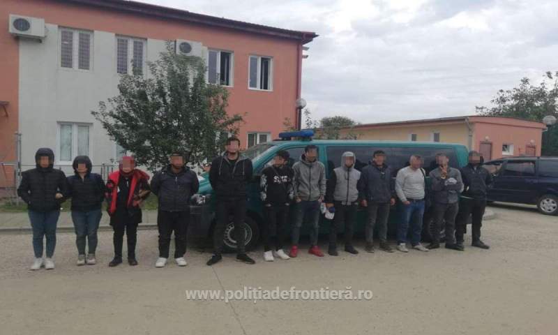 Patru călăuze din România, cercetate penal după ce au fost prinse transportând 14 migranți turci