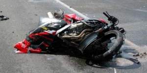 Impact frontal între o motocicletă și un motostivuitor: un tânăr de 22 de ani a murit pe loc