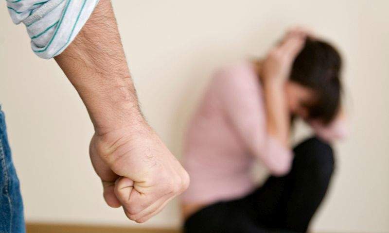 Coșmar! Femeie de 36 de ani, din Maramureș, sechestrată, bătută și violată de iubitul ei, timp de două săptămâni