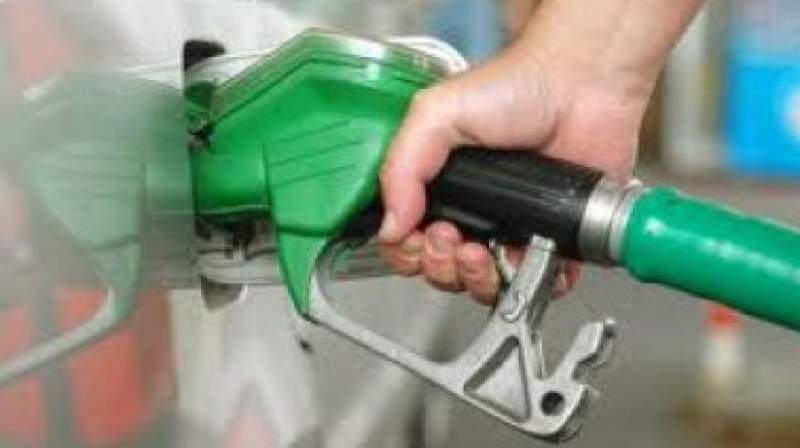Guvernul majorează accizele la carburanți, cu 0,32 lei pe litru. Vor creşte în două etape