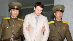 Studentul american închis de autoritățile nord-coreene pentru „acte ostile împotriva statului” a fost eliberat. Tânărul este în comă de mai bine de un an