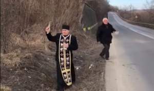 Un preot din Bacău a sfințit o curbă periculoasă din apropiere de Onești: în acel loc se produc frecvent accidente (VIDEO)