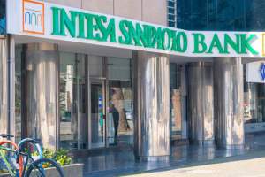 Bloomberg: Intesa vrea să achiziționeze First Bank din România