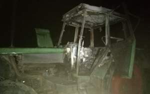 Incendiu provocat de persoane necunoscute la o fermă din Suceava: trei tractoare şi o combină au fost distruse